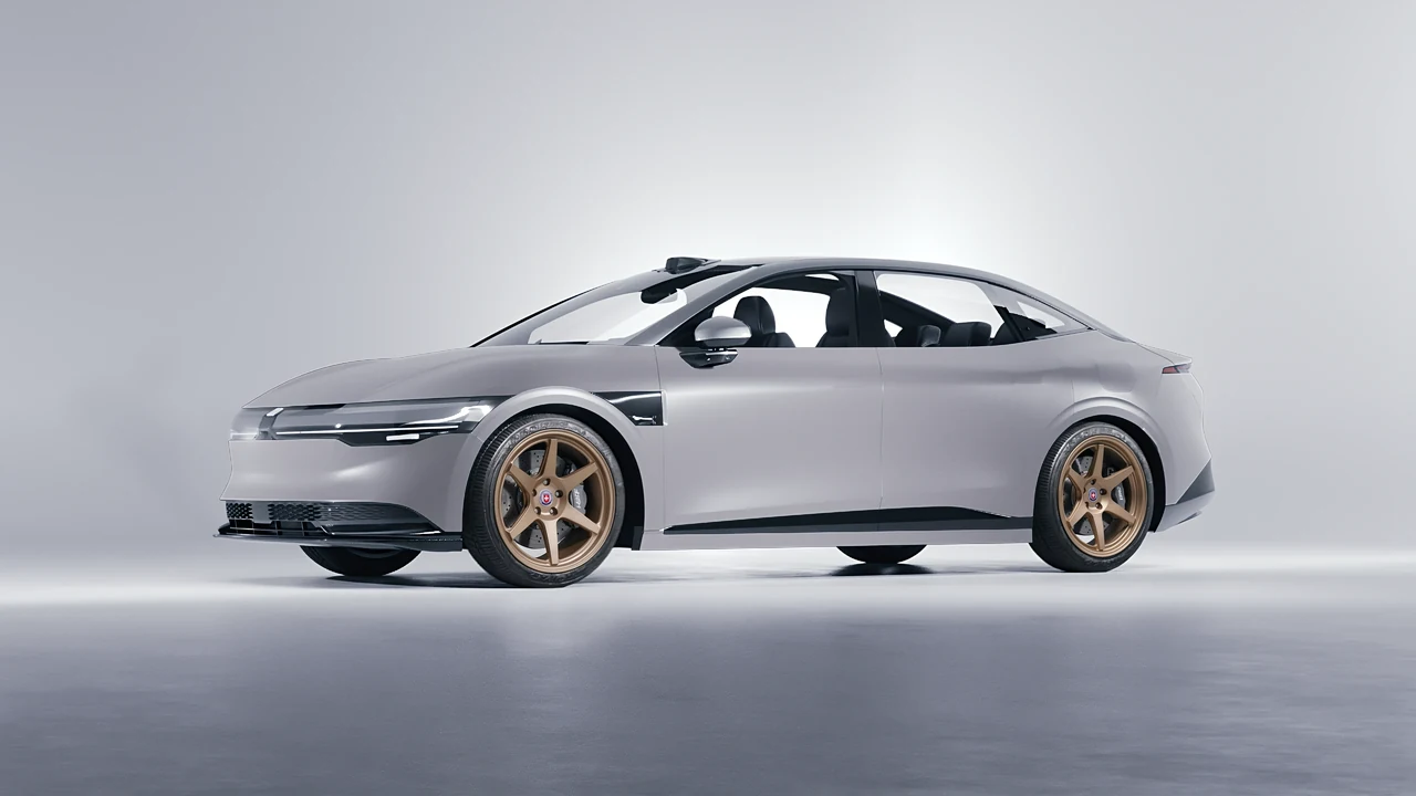 Zeekr 007 2025 on HRE Performance Wheels 306-GTS forged wheels, front three-quarter view