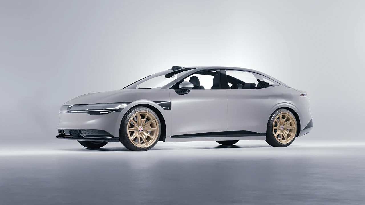 Zeekr 007 2025 on HRE Performance Wheels 427M forged wheels, front three-quarter view