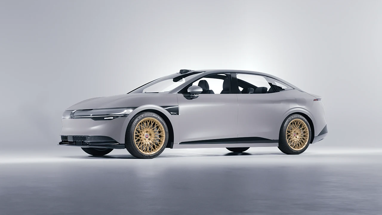 Zeekr 007 2025 on HRE Performance Wheels 501M forged wheels, front three-quarter view