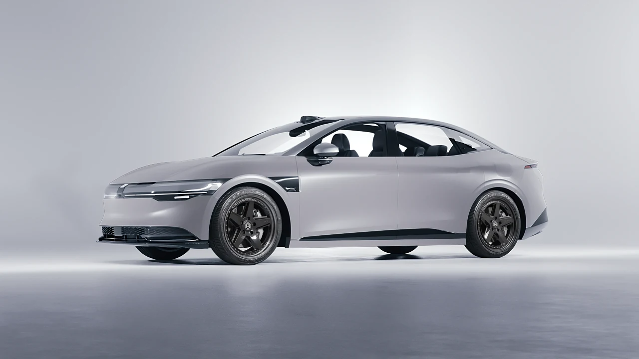 Zeekr 007 2025 on HRE Performance Wheels 517 forged wheels, front three-quarter view