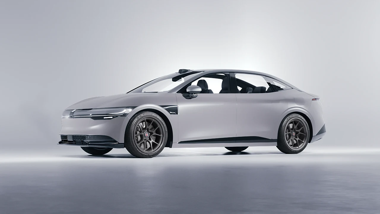 Zeekr 007 2025 on HRE Performance Wheels 521 forged wheels, front three-quarter view