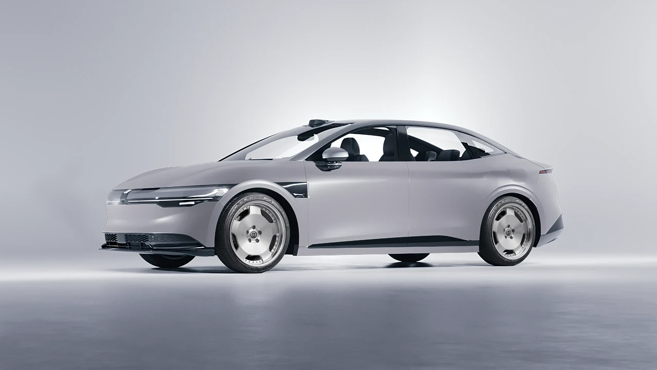 Zeekr 007 2025 on HRE Performance Wheels 544 forged wheels, front three-quarter view