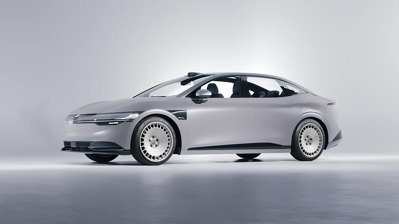 Zeekr 007 2025 on HRE Performance Wheels 935M forged wheels, front three-quarter view