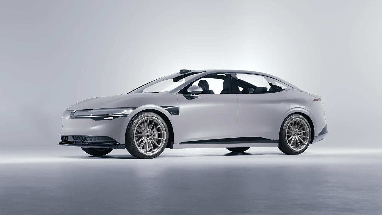 Zeekr 007 2025 on HRE Performance Wheels P103SC forged wheels, front three-quarter view