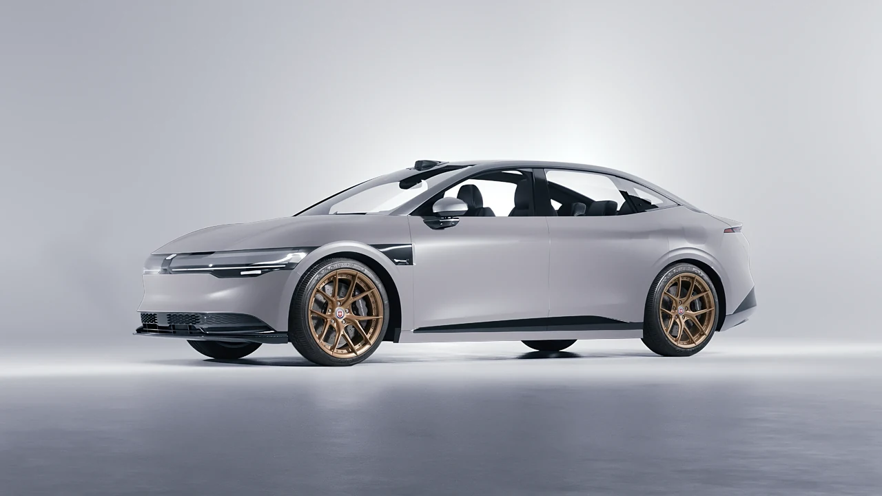 Zeekr 007 2025 on HRE Performance Wheels S101SC forged wheels, front three-quarter view
