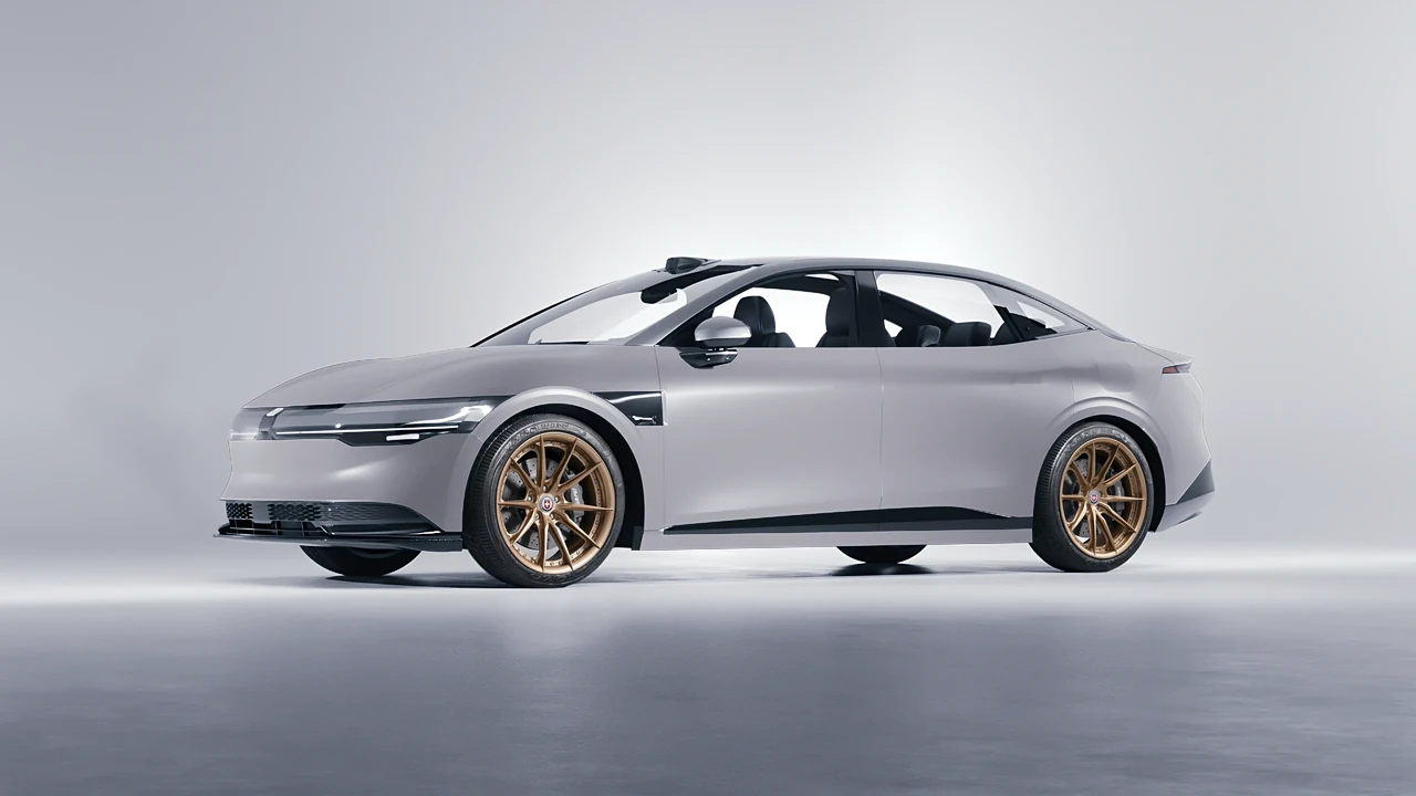 Zeekr 007 2025 on HRE Performance Wheels S104SC forged wheels, front three-quarter view