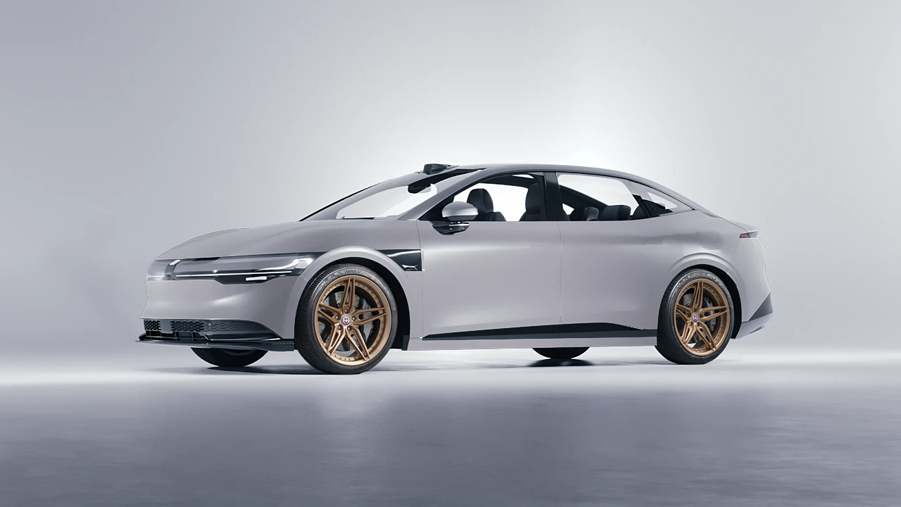Zeekr 007 2025 on HRE Performance Wheels S107SC forged wheels, front three-quarter view