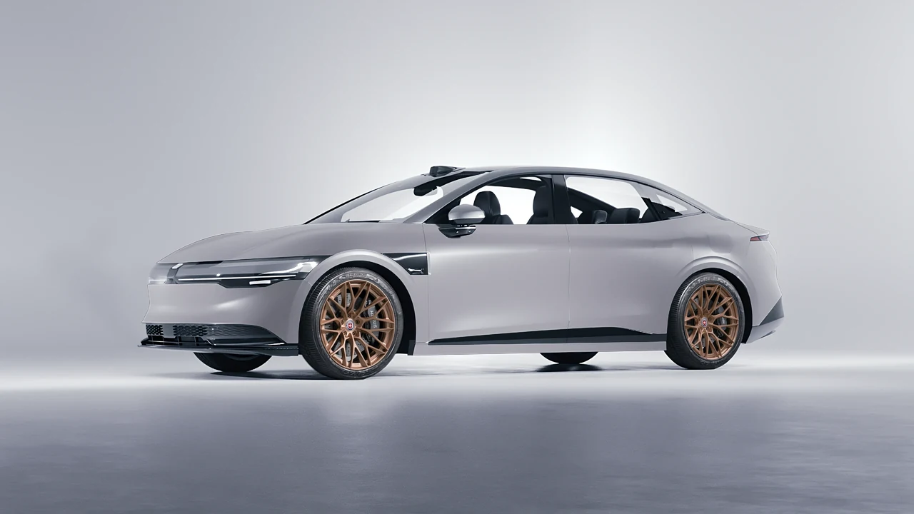 Zeekr 007 2025 on HRE Performance Wheels S200H forged wheels, front three-quarter view