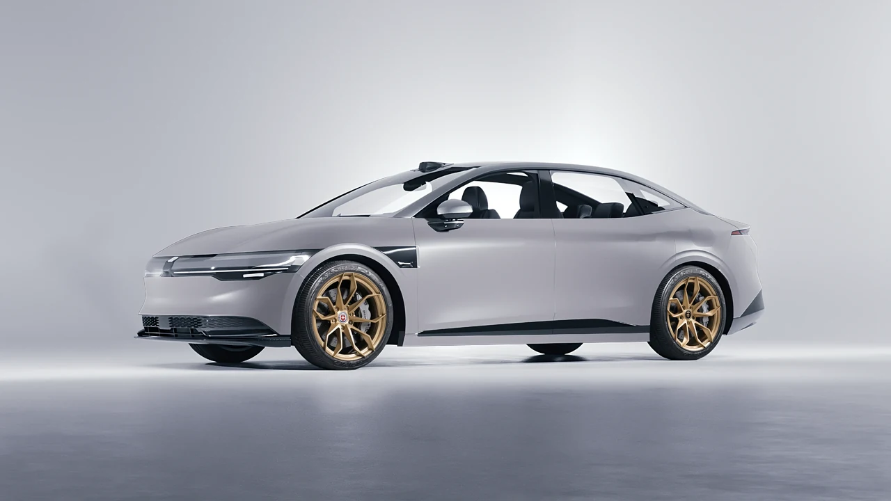 Zeekr 007 2025 on HRE Performance Wheels S201H forged wheels, front three-quarter view