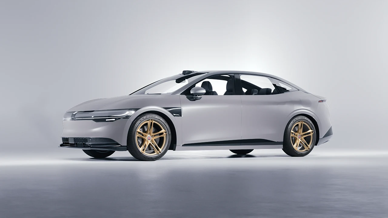 Zeekr 007 2025 on HRE Performance Wheels S207H forged wheels, front three-quarter view