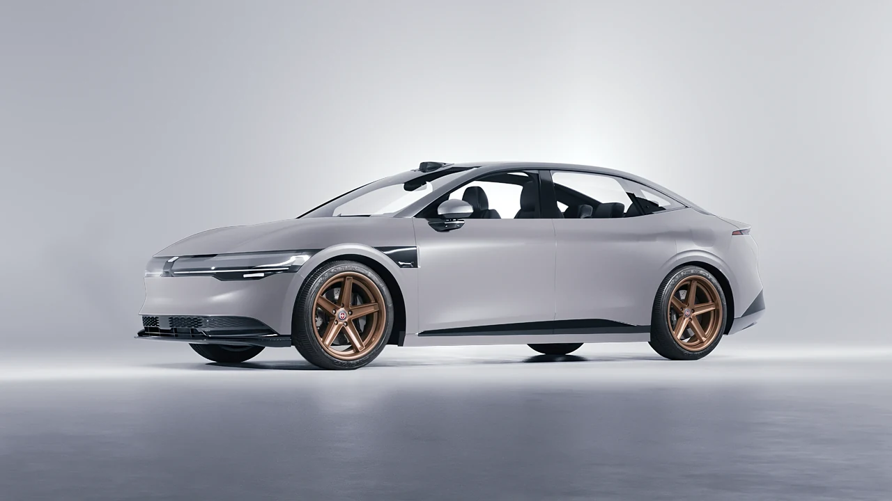 Zeekr 007 2025 on HRE Performance Wheels Tusk forged wheels, front three-quarter view